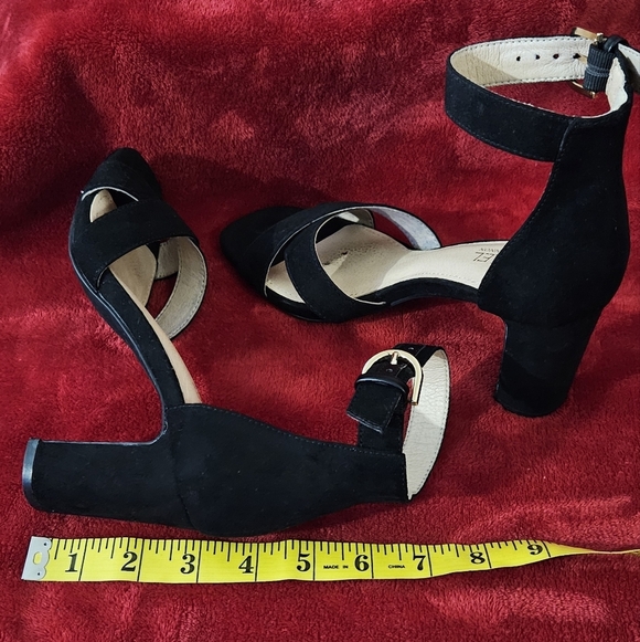 Michael Shannon Julianne Black Suede Crisscross Block Heel Sandals - Size 6M - Picture 4 of 7